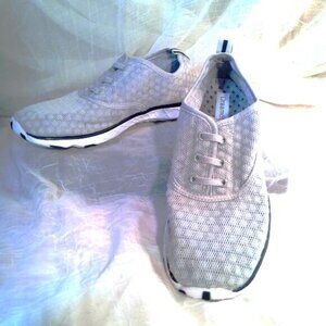 DreamCity Grey and White Women's Quick-Drying Slip-On Water Shoes (Size 8)